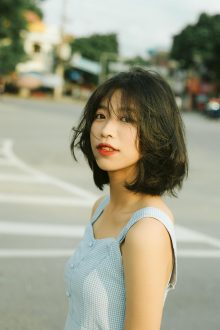 月影深宫电视剧官方海报，女主古装造型立于月色之下，宫廷背景肃穆大气，色调深紫神秘