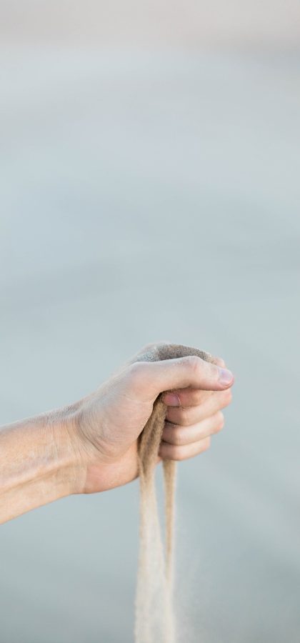 电视剧播放界面，画面占据上半屏，下方是播放控制条、剧集列表与线路切换按钮，字幕清晰可读