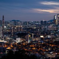 电视剧免费在线观看 都市爱情剧剧照，现代城市夜景背景下男女主角深情对视，光线温暖浪漫